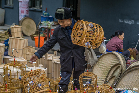 Selecting a Bird cage, Sandu Market, Guizhou